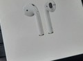 Фотография: новые беспроводные наушники AirPods